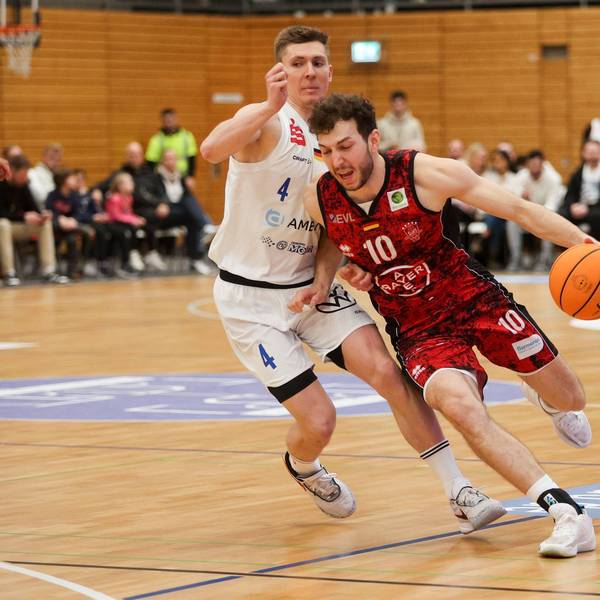 Germany, Bochum, 11.02.2023, Rundsporthalle, VfL SparkassenStars Bochum vs. Bayer Giants Leverkusen - Barmer zweite Basketball Bundesliga / Pro A, Haris Hujic Bayer Giants Leverkusen und Niklas Geske VfL SparkassenStars Bochum fighting for the ball Bochum Rundsporthalle Nordrhein Westfalen Germany *** Germany, Bochum, 11 02 2023, Rundsporthalle, VfL SparkassenStars Bochum vs Bayer Giants Leverkusen Barmer zweite Basketball Bundesliga Pro A, Haris Hujic Bayer Giants Leverkusen and Niklas Geske VfL SparkassenStars Bochum fighting for the ball Bochum Rundsporthalle Nordrhein Westfalen Germany PUBLICATIONxINxGERxSUIxAUTxONLY eu-images-571