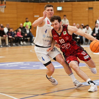 Germany, Bochum, 11.02.2023, Rundsporthalle, VfL SparkassenStars Bochum vs. Bayer Giants Leverkusen - Barmer zweite Basketball Bundesliga / Pro A, Haris Hujic Bayer Giants Leverkusen und Niklas Geske VfL SparkassenStars Bochum fighting for the ball Bochum Rundsporthalle Nordrhein Westfalen Germany *** Germany, Bochum, 11 02 2023, Rundsporthalle, VfL SparkassenStars Bochum vs Bayer Giants Leverkusen Barmer zweite Basketball Bundesliga Pro A, Haris Hujic Bayer Giants Leverkusen and Niklas Geske VfL SparkassenStars Bochum fighting for the ball Bochum Rundsporthalle Nordrhein Westfalen Germany PUBLICATIONxINxGERxSUIxAUTxONLY eu-images-571