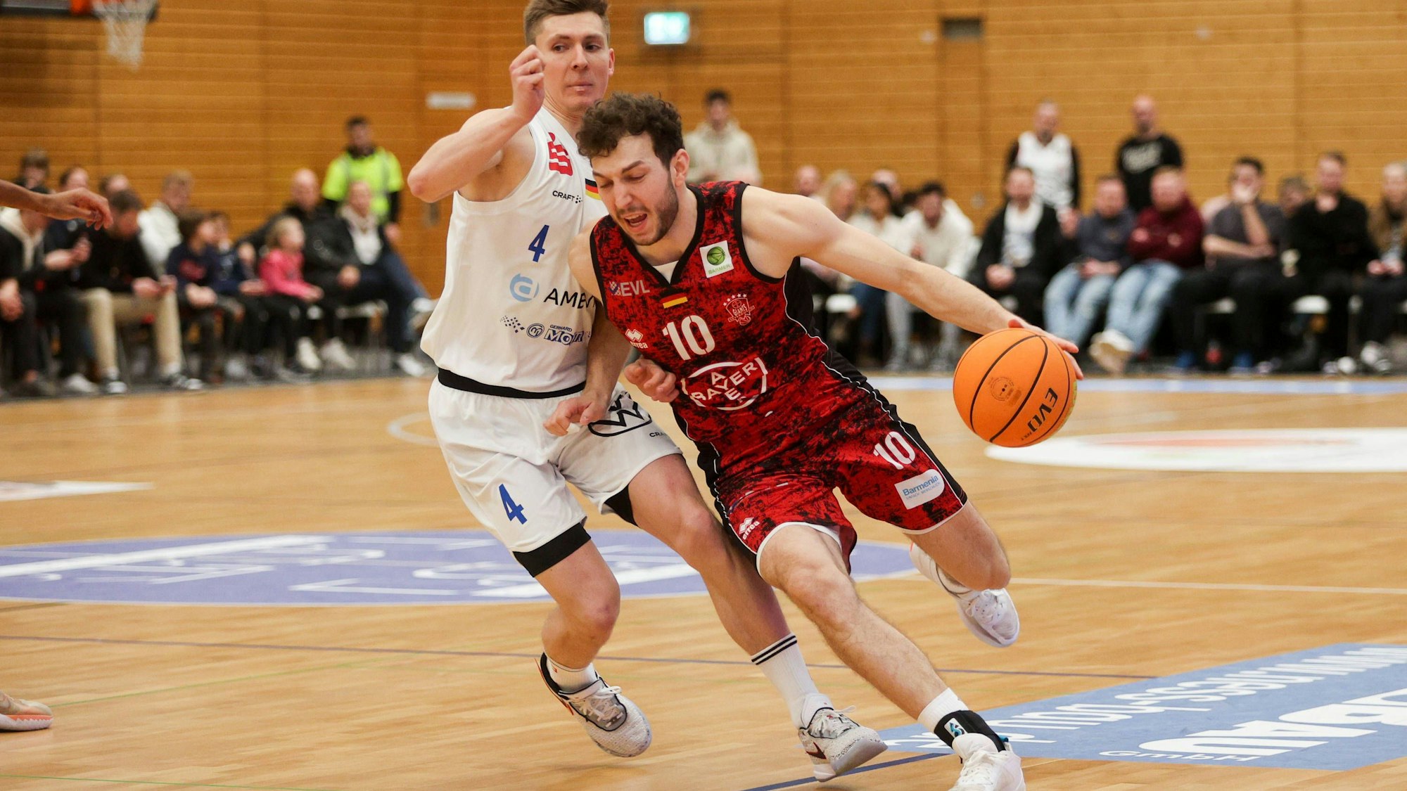 Germany, Bochum, 11.02.2023, Rundsporthalle, VfL SparkassenStars Bochum vs. Bayer Giants Leverkusen - Barmer zweite Basketball Bundesliga / Pro A, Haris Hujic Bayer Giants Leverkusen und Niklas Geske VfL SparkassenStars Bochum fighting for the ball Bochum Rundsporthalle Nordrhein Westfalen Germany *** Germany, Bochum, 11 02 2023, Rundsporthalle, VfL SparkassenStars Bochum vs Bayer Giants Leverkusen Barmer zweite Basketball Bundesliga Pro A, Haris Hujic Bayer Giants Leverkusen and Niklas Geske VfL SparkassenStars Bochum fighting for the ball Bochum Rundsporthalle Nordrhein Westfalen Germany PUBLICATIONxINxGERxSUIxAUTxONLY eu-images-571
