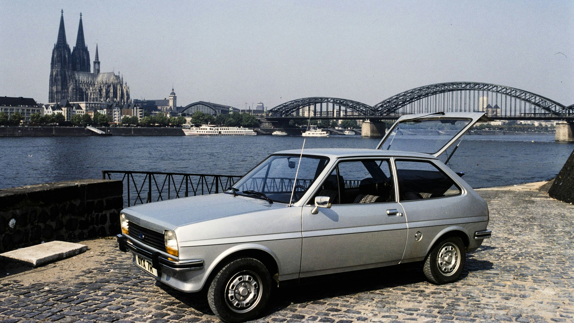 Ford Fiesta von 1976 vor Kölner Dom und Hohenzollernbrücke