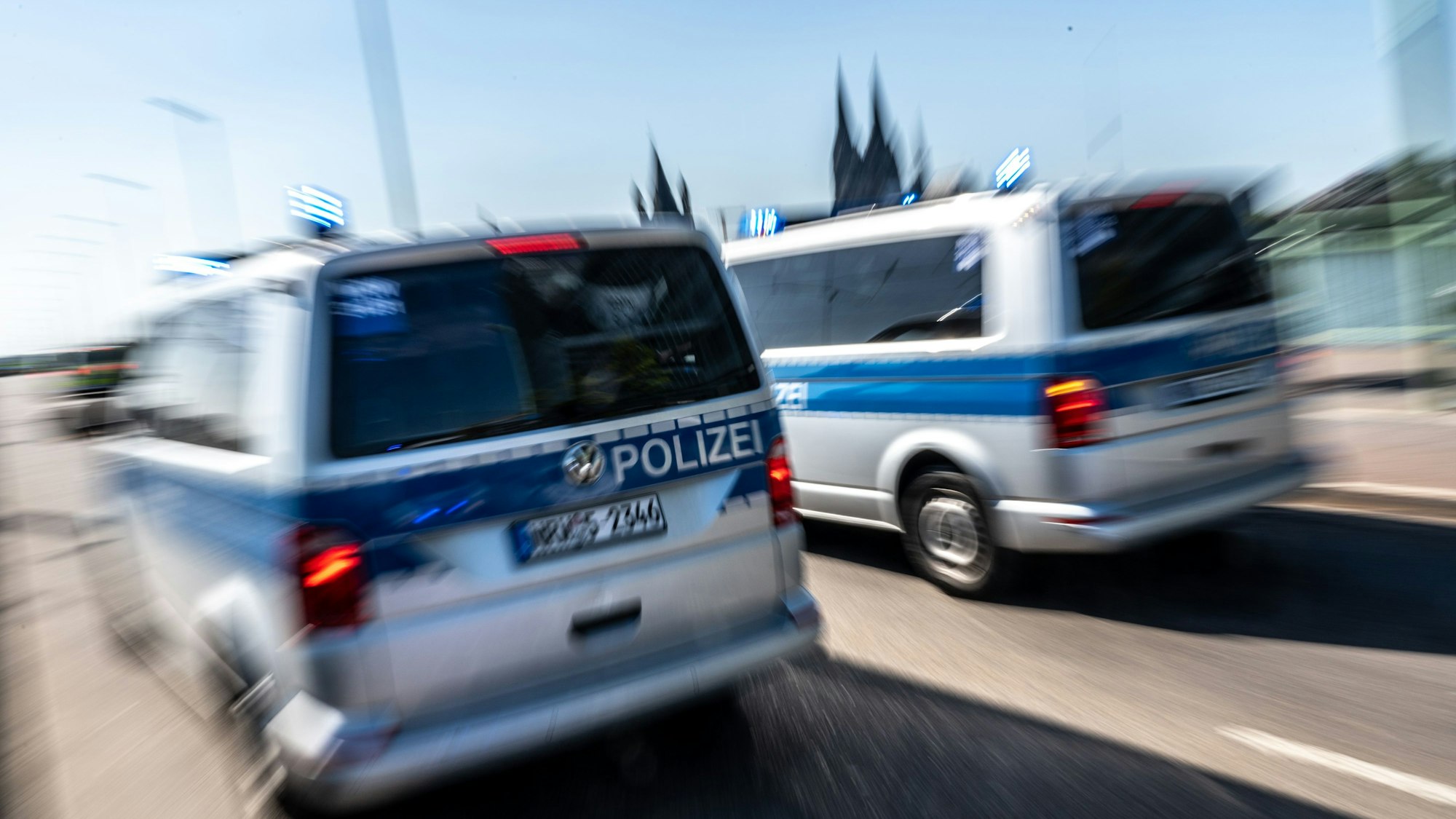 Köln:Polizeifahrzeuge sind mit Blaulicht auf der Deutzer Brücke im Einsatz