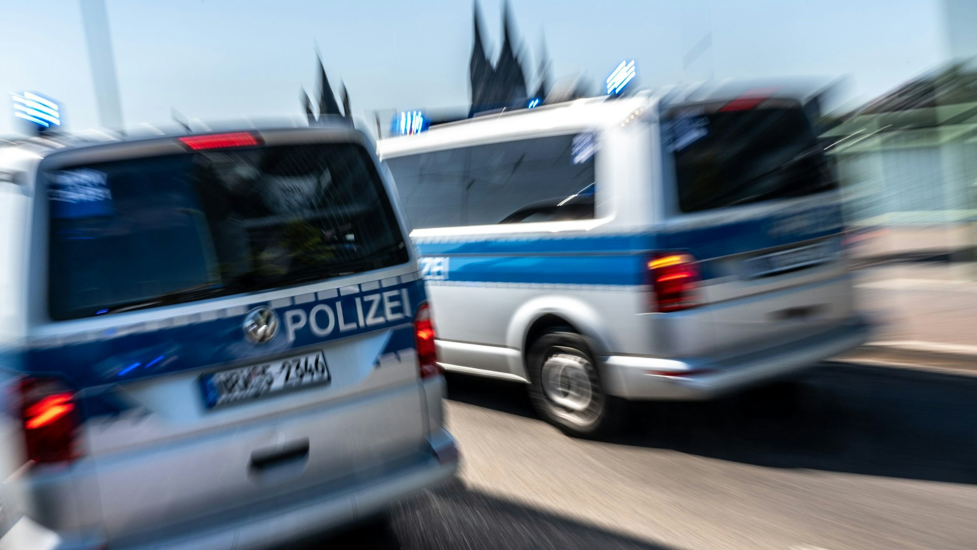 Polizeifahrzeuge sind mit Blaulicht auf der Deutzer Brücke im Einsatz.