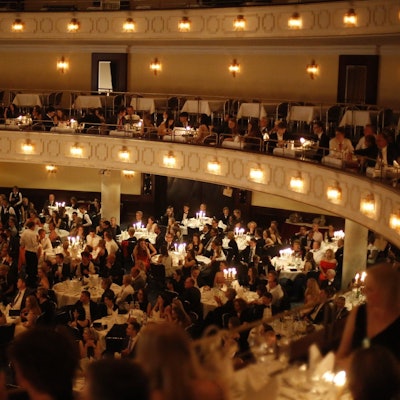 Gefüllter Ballsaal des Maritim-Hotels