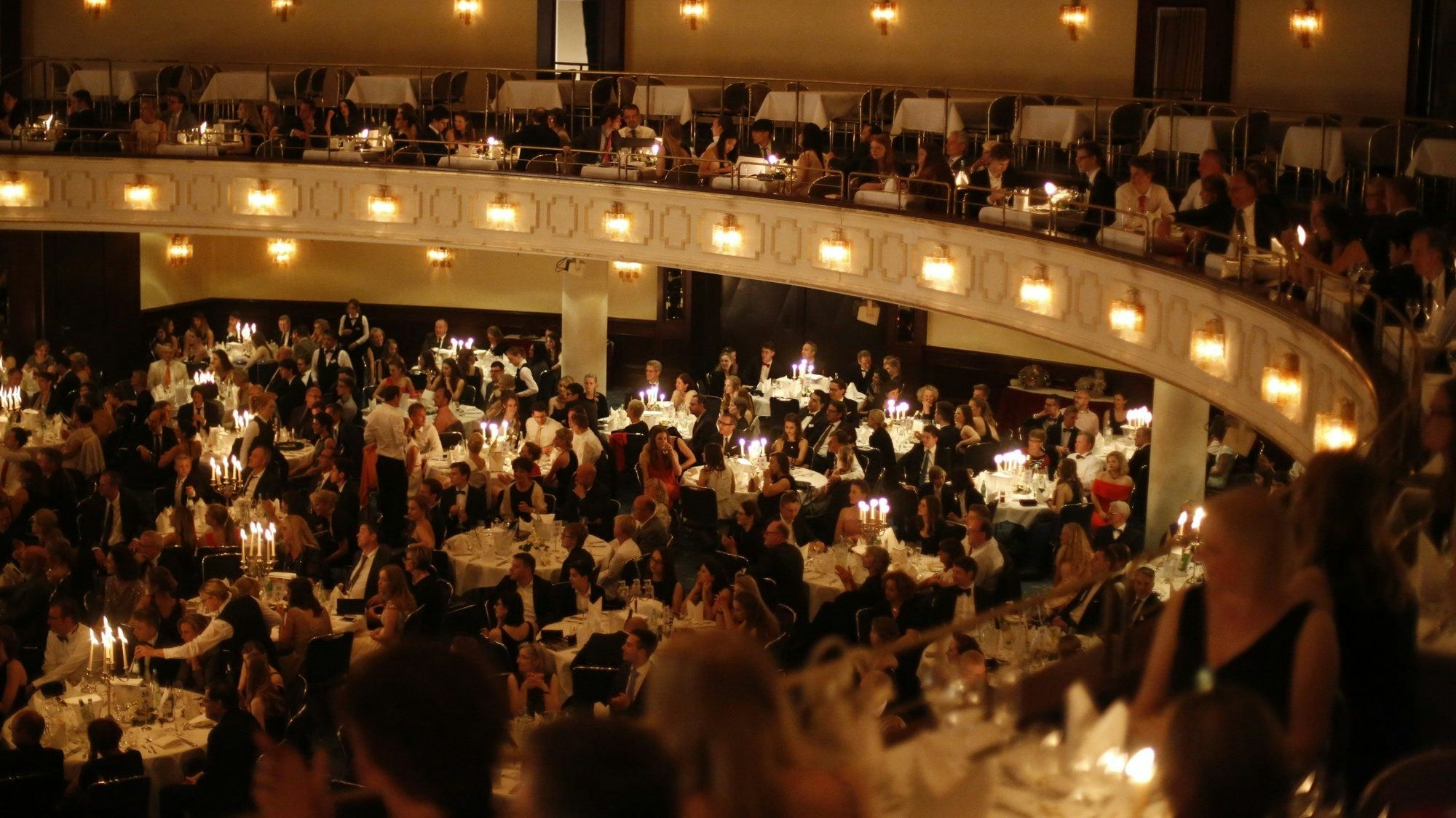 Gefüllter Ballsaal des Maritim-Hotels
