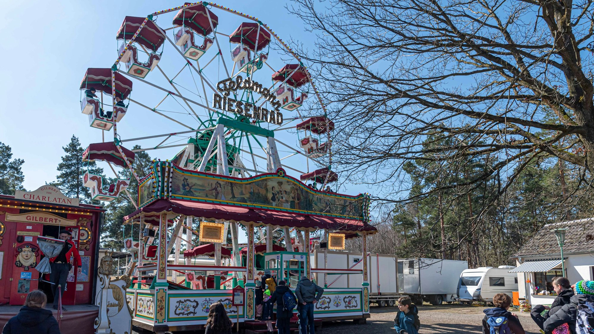 Historisches Riesenrad auf dem Jahrmarkt anno dazumal im LVR-Freilichtmuseum Kommern