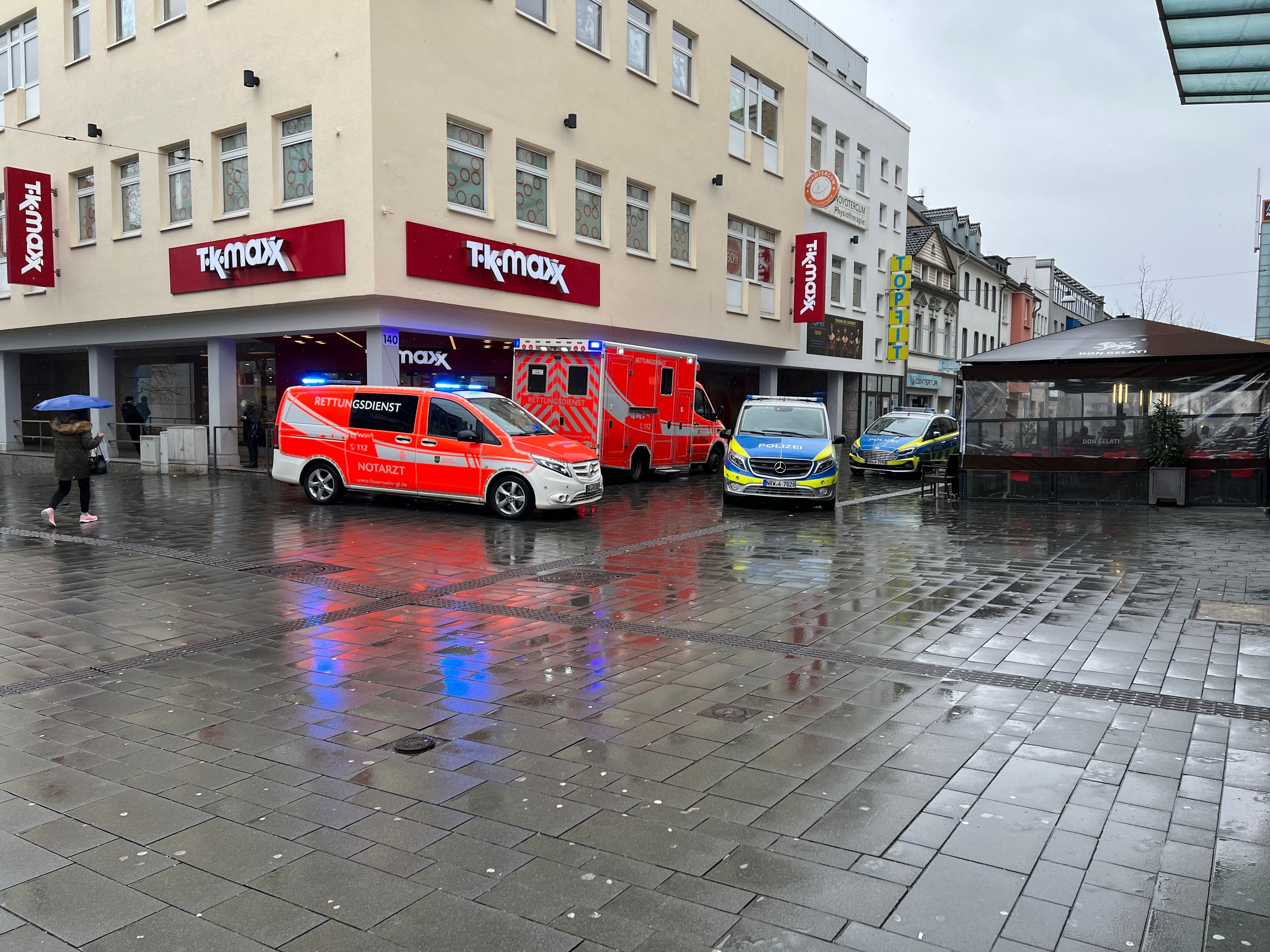 Ein Einsatz von Polizei und Rettungsdienst neben der Rhein-Berg-Galerie in der Bergisch Gladbacher Fußgängerzone.