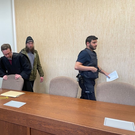 Der Angeklagte mit Verteidiger Christian Mertens im Kölner Amtsgericht. Er trägt eine „Boyz Köln“-Mütze.