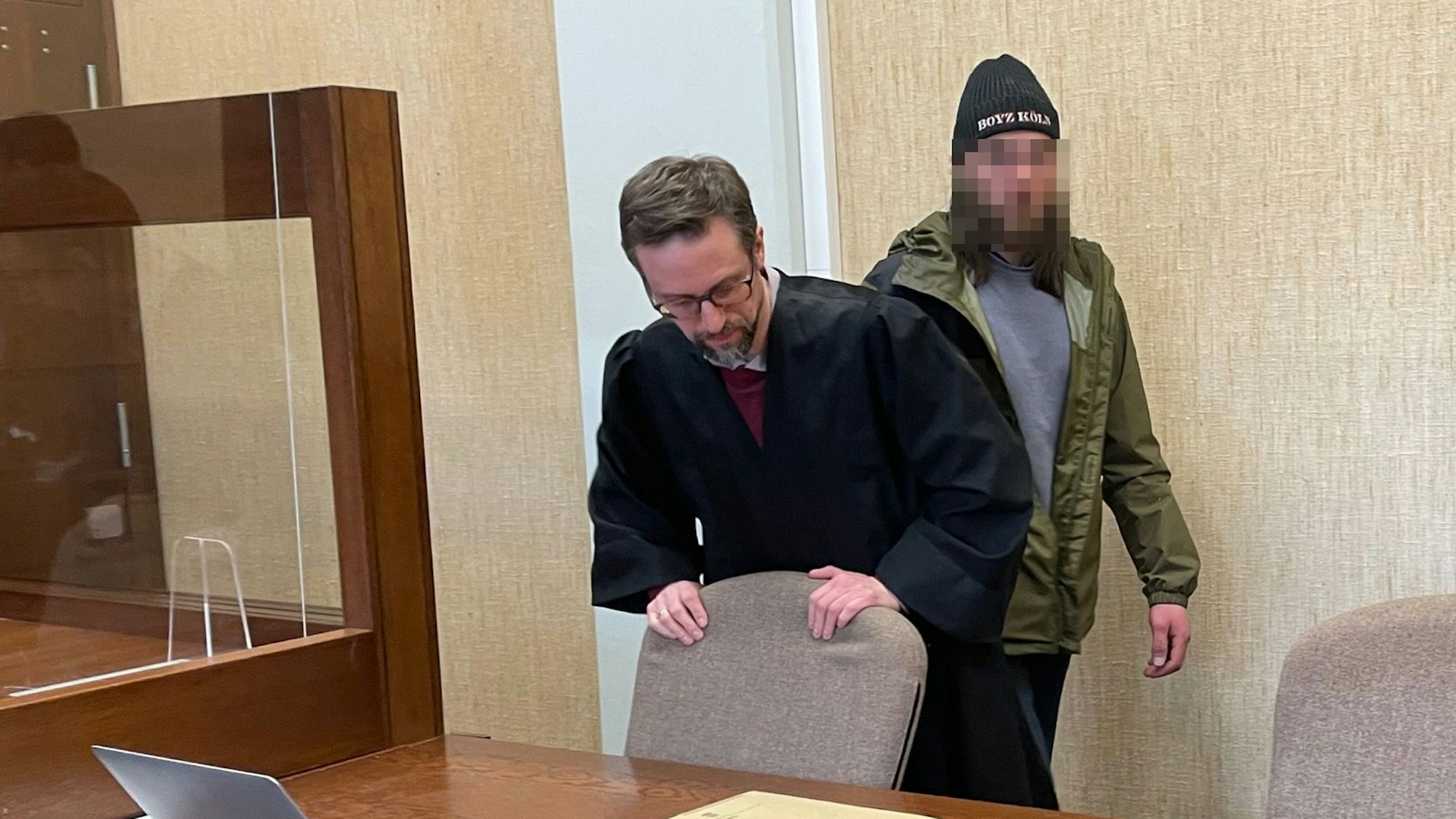 Der Angeklagte mit Verteidiger Christian Mertens im Kölner Amtsgericht. Er trägt eine „Boyz Köln“-Mütze.