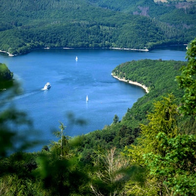 Blick auf den Rursee und den ihn umgebenden Kermeter.