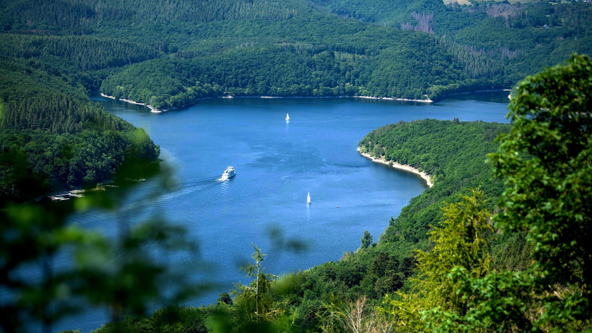 Blick auf den Rursee und den ihn umgebenden Kermeter.