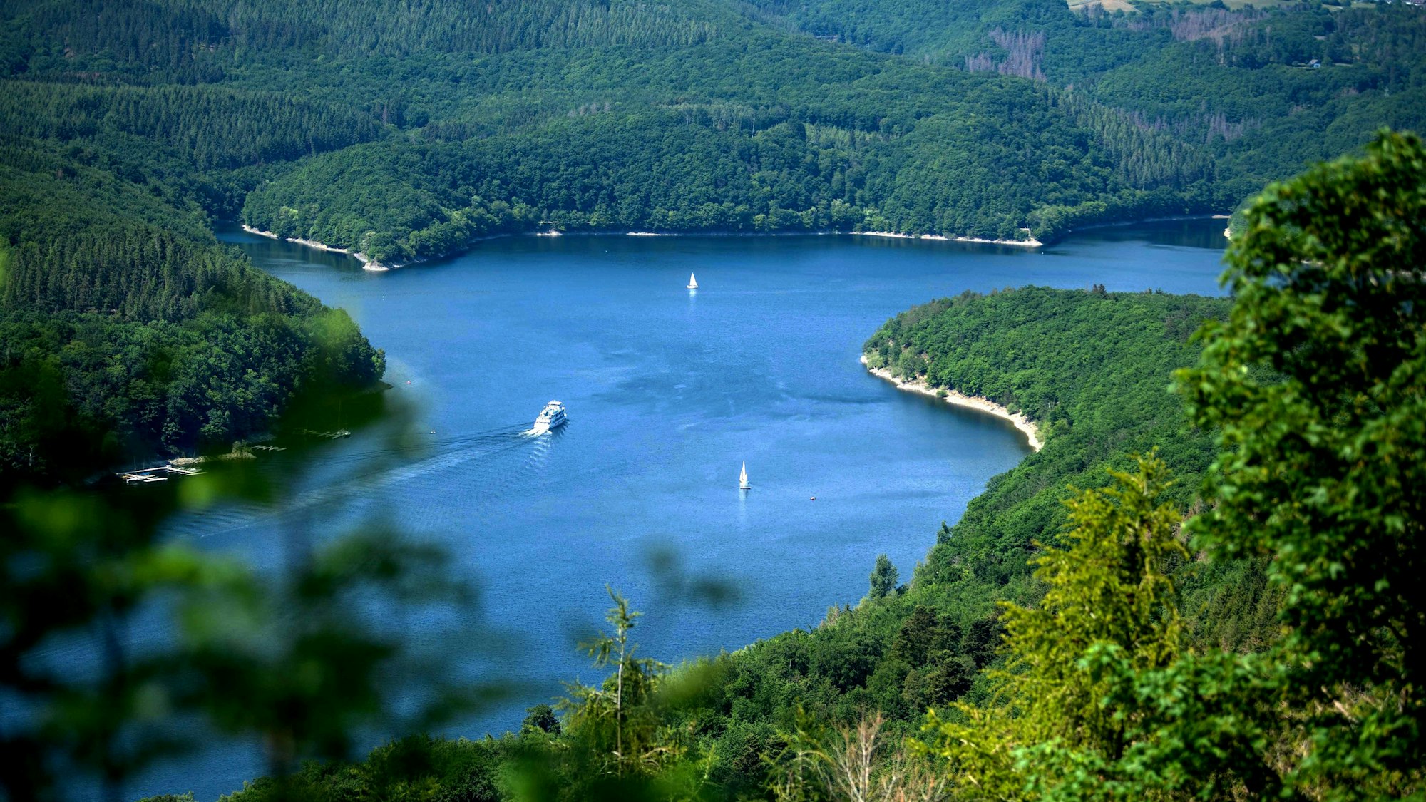 Blick auf den Rursee und den ihn umgebenden Kermeter.