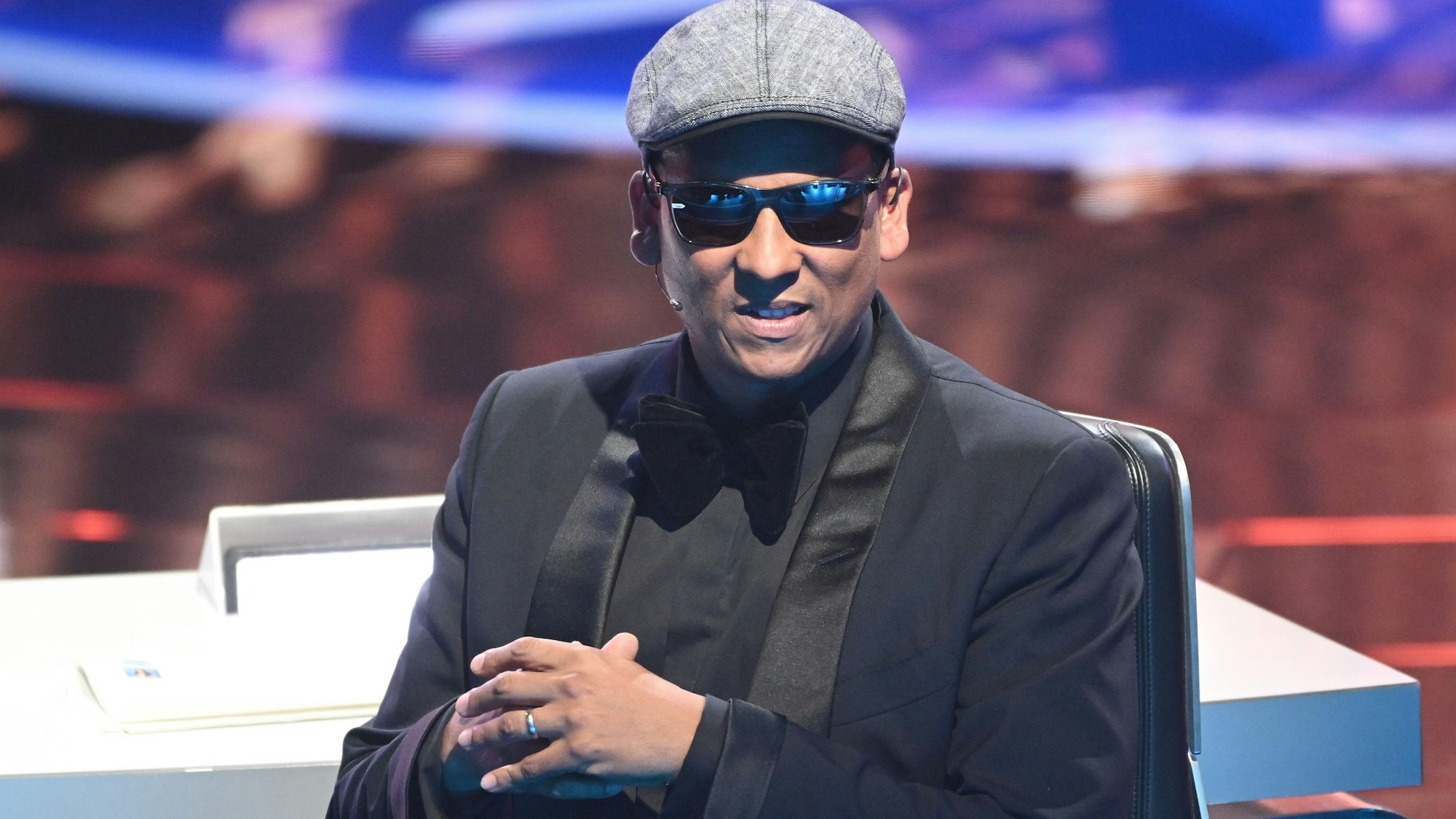 Xavier Naidoo faltet die Hände und lächelt.