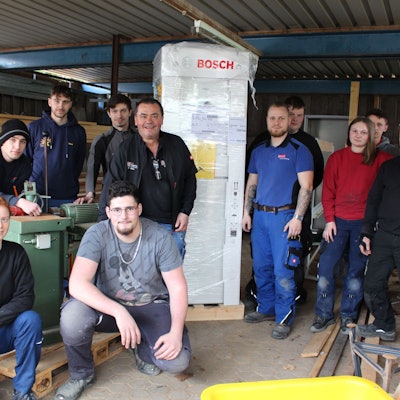 Auszubildende packen in den Räumen des Berufsbildungszentrums eine Wärmepumpe der Marke aus.