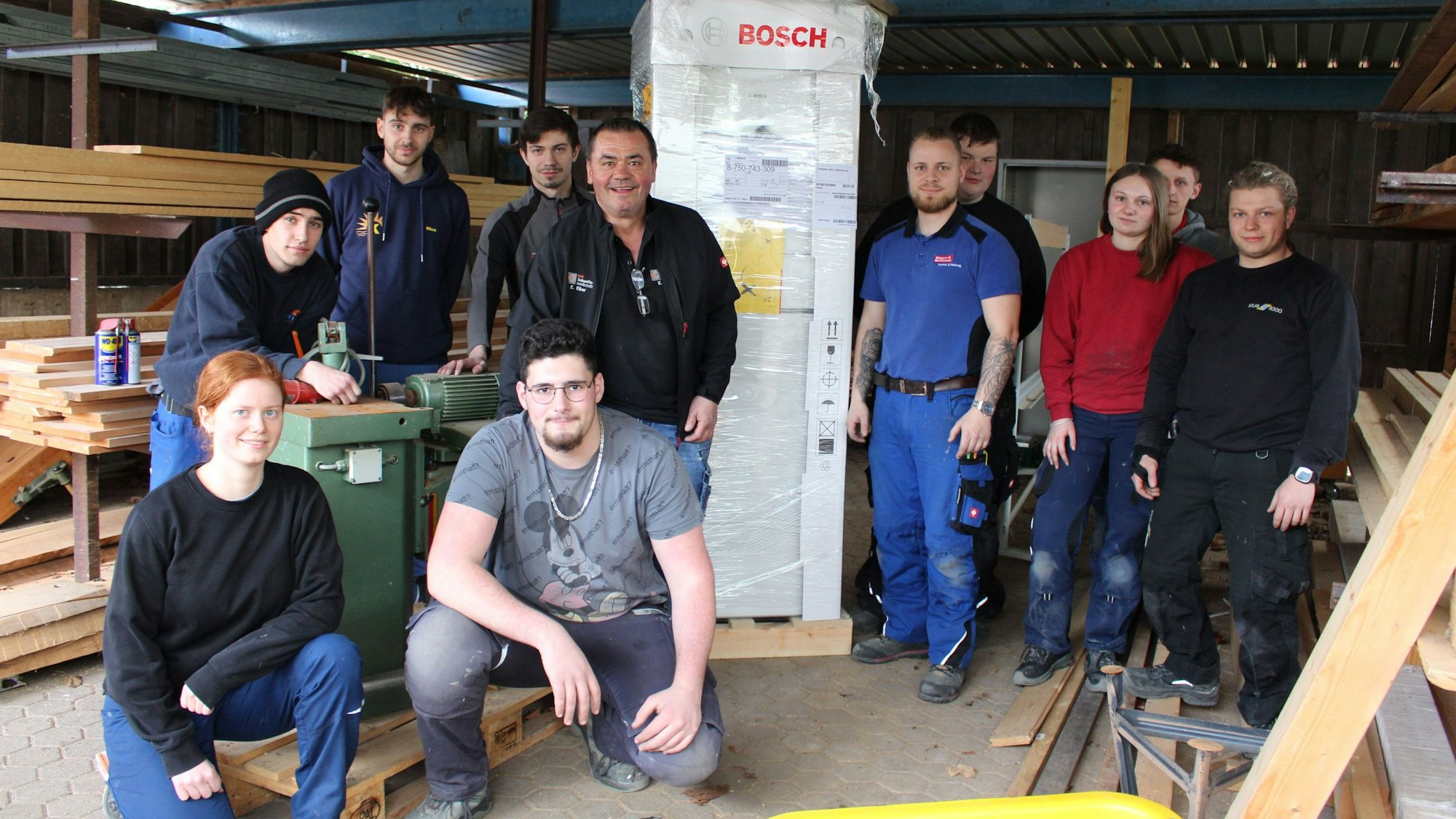 Auszubildende packen in den Räumen des Berufsbildungszentrums eine Wärmepumpe der Marke  aus.