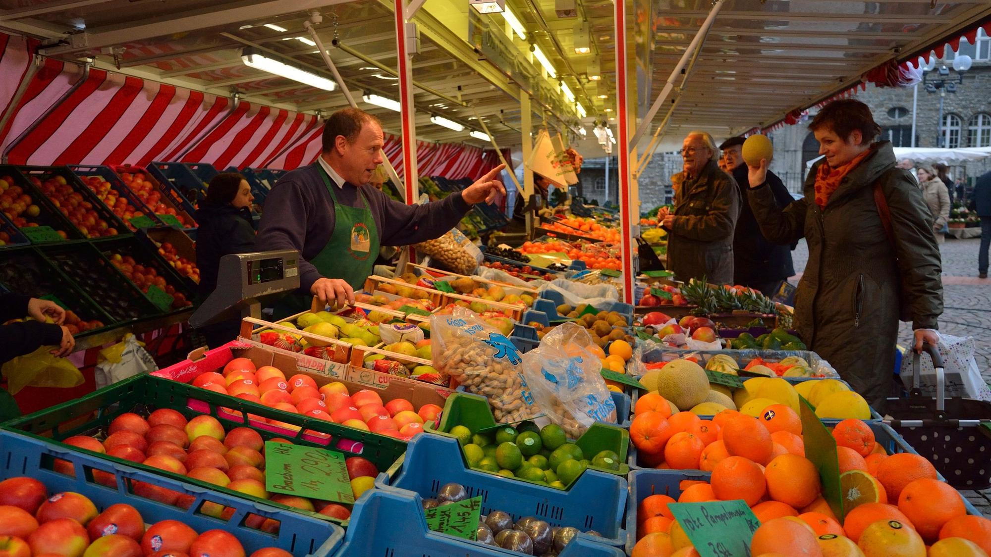 Der Obststand auf dem Bergisch Gladbacher Wochenmarkt.
