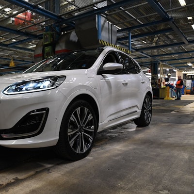 Ein Fahrzeug von Ford ist auf dem Werksgelände in Köln-Niehl unterwegs.