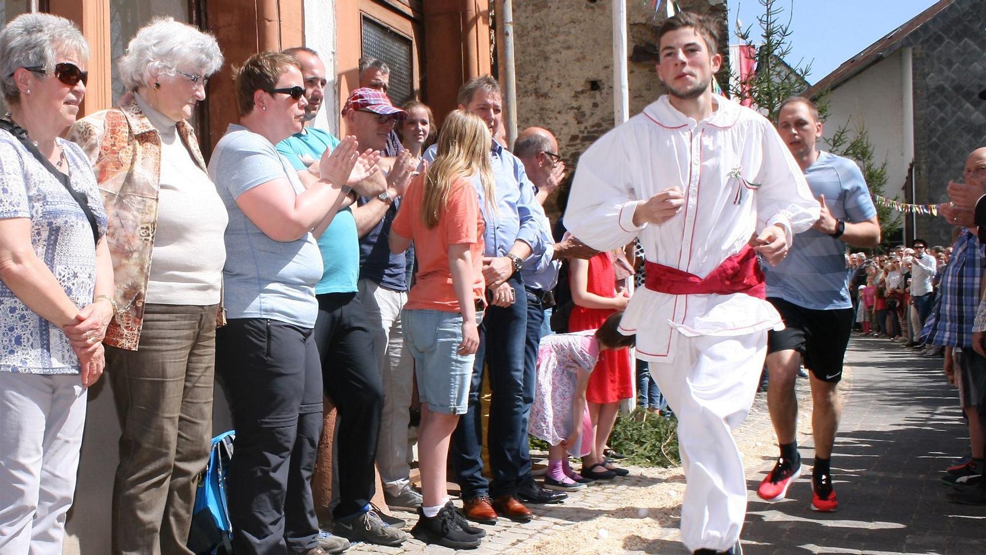 22.04.2019 Schönecken (Rheinland-Pfalz). Zwei Junggesellen messen sich in der traditionellen Eierlage.