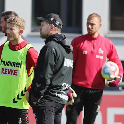 Kölns Trainer Steffen Baumgart spricht während des Trainings mit FC-Profi Florian Kainz.