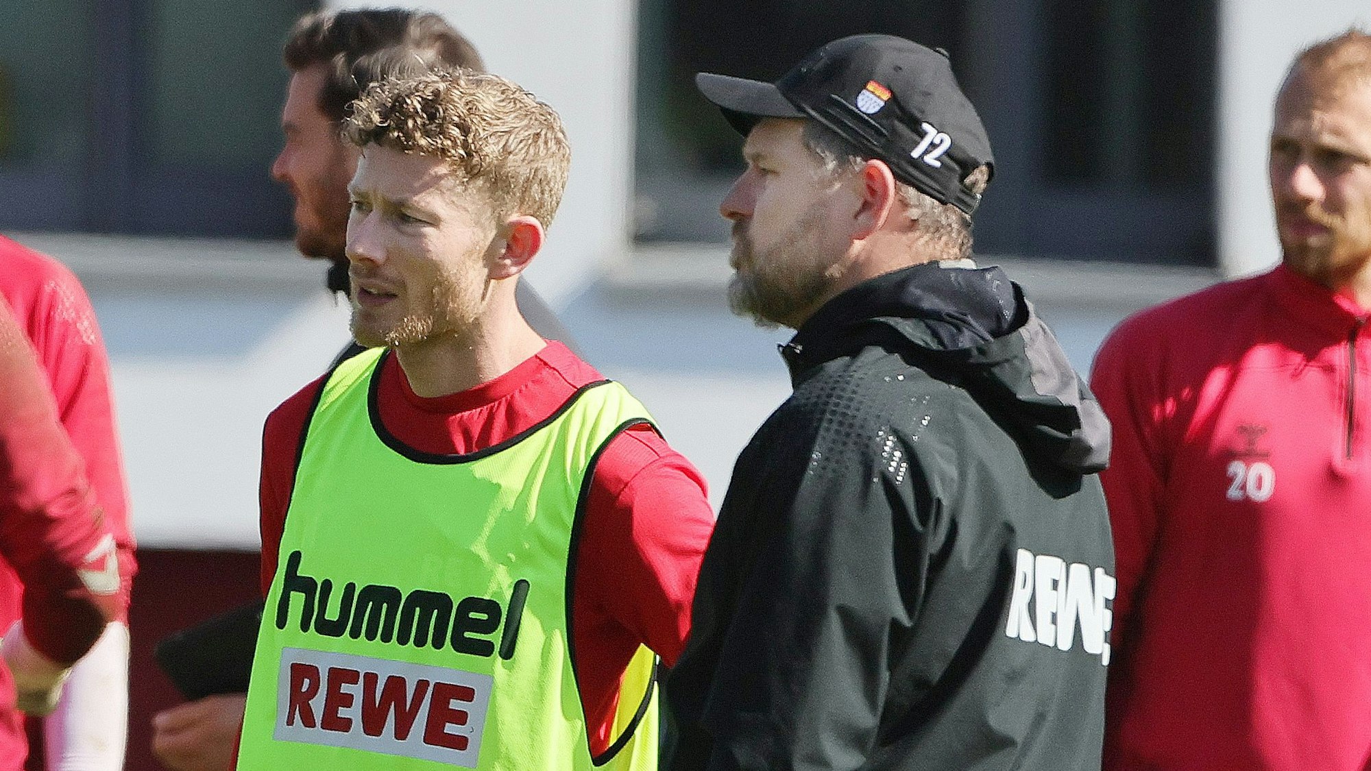 Kölns Trainer Steffen Baumgart spricht während des Trainings mit FC-Profi Florian Kainz.