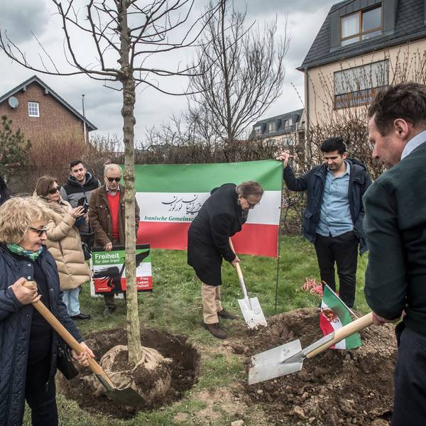 Die iranische Gemeinschaft Leverkusen pflanzt einen Baum mit Oberbürgermeister Uwe Richrath Grünzug Schmalenbruch, Theodor-Gierath-Straße.