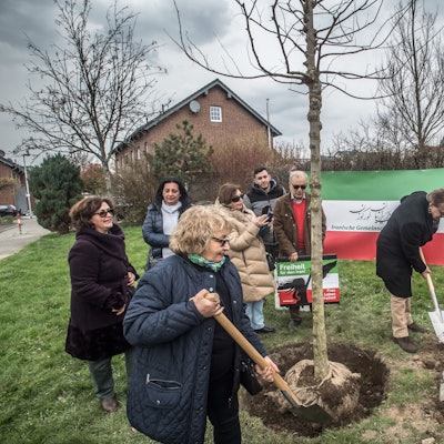 Die iranische Gemeinschaft Leverkusen pflanzt einen Baum mit Oberbürgermeister Uwe Richrath Grünzug Schmalenbruch, Theodor-Gierath-Straße.