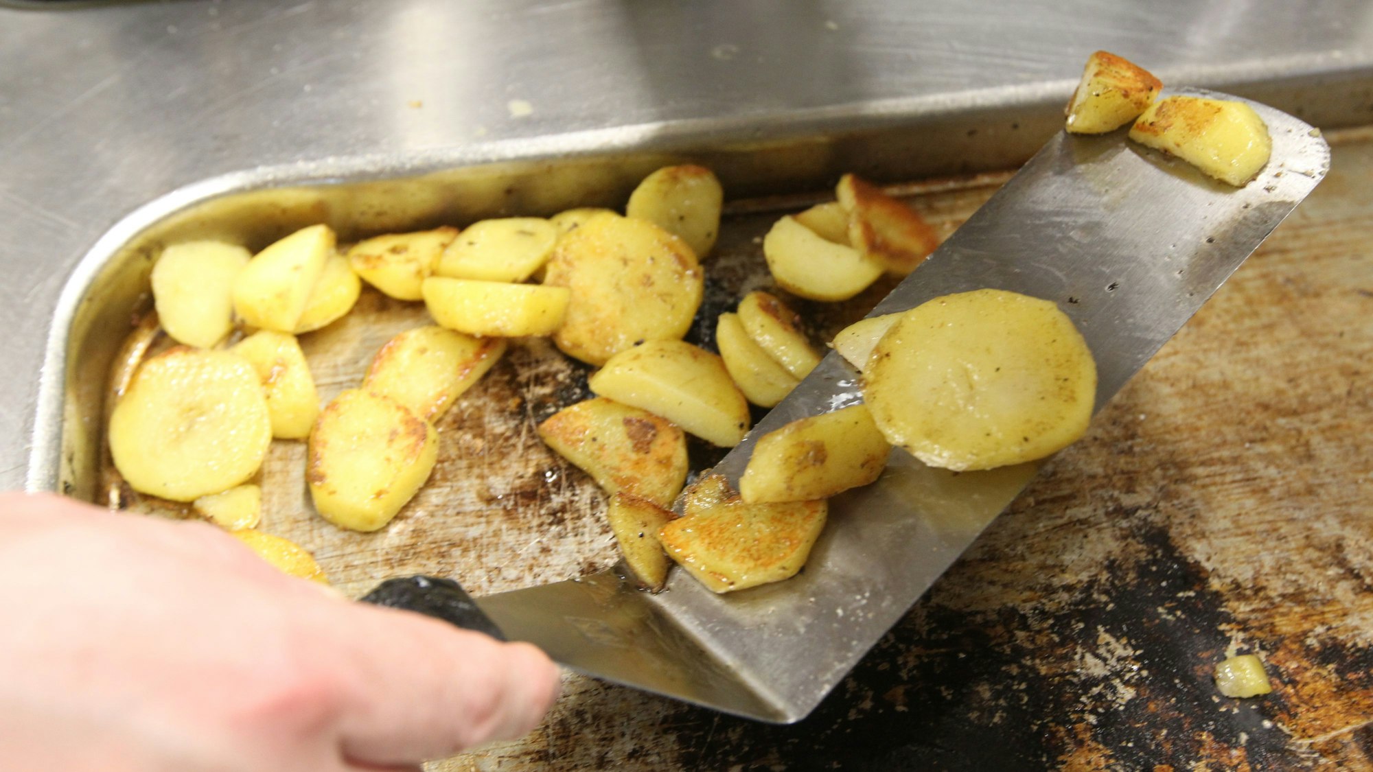 Bratkartoffeln liegen in einer Schale.