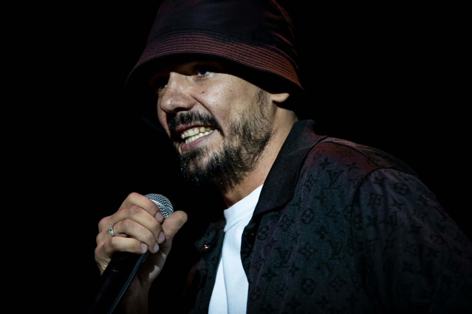 Rapper Capital Bra, hier bei einem Auftritt im Juni 2022, hat via Instagram seine gesamte Tour für 2023 abgesagt, eine offizielle Bestätigung steht aber noch aus.