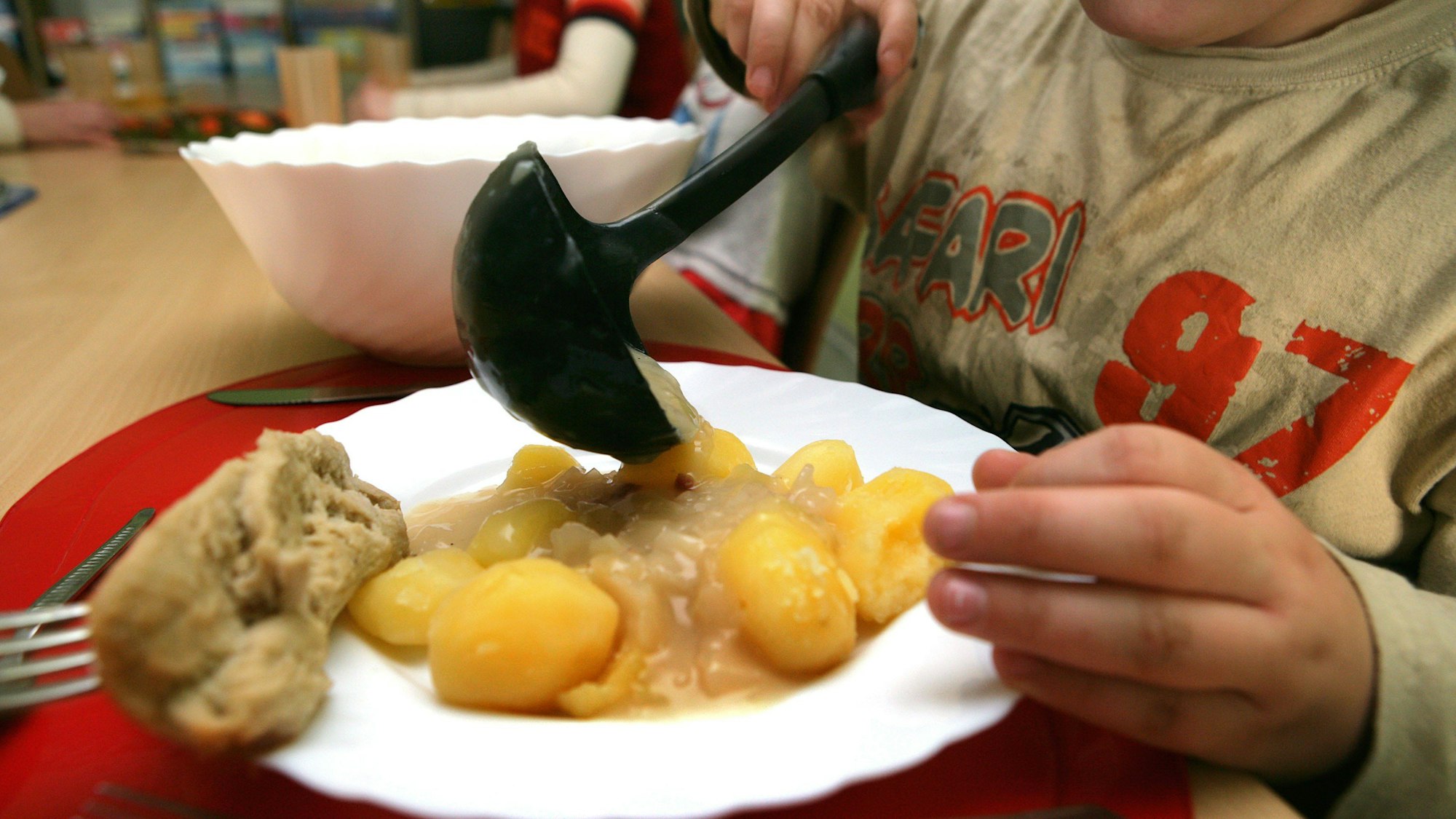 Das Bild zeigt ein Kind beim Mittagessen.