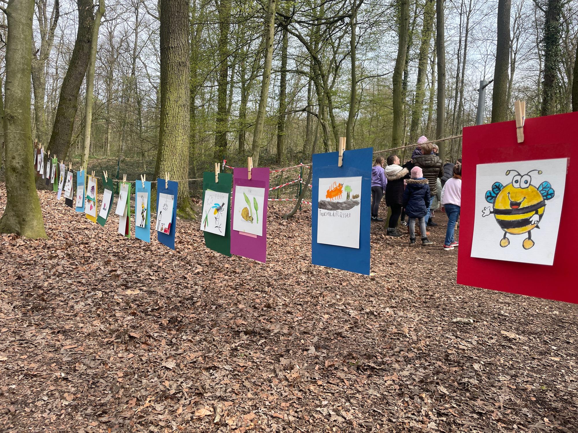 Schülerinnen und Schüler der Grundschule OGS Im Steinfeld präsentieren ihre Ergebnisse des Insekten-Projekts im Rahmen des Leverkusener Plein Air Kinderfestival 2023.