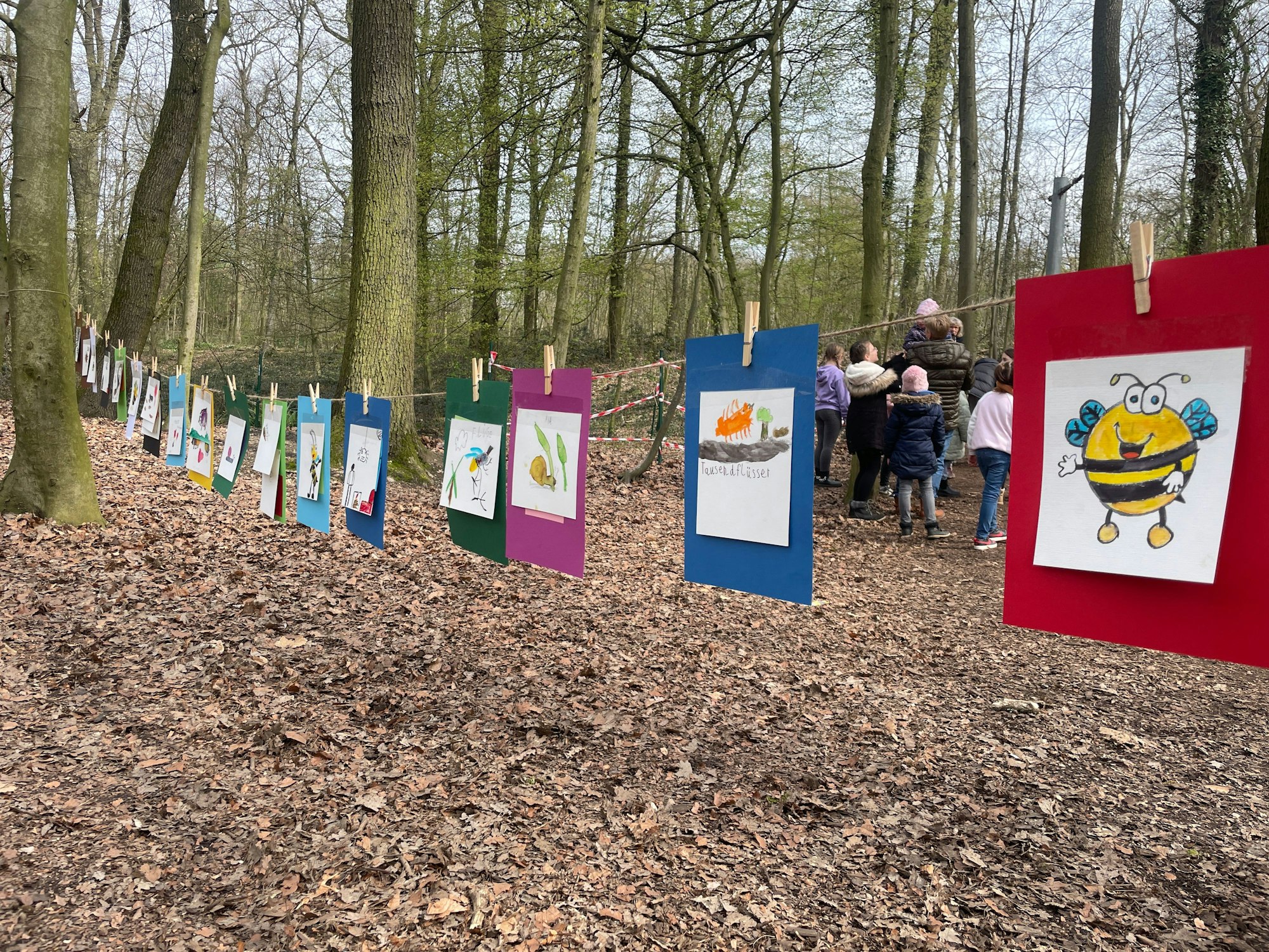 Schülerinnen und Schüler der Grundschule OGS Im Steinfeld präsentieren ihre Ergebnisse des Insekten-Projekts im Rahmen des Leverkusener Plein Air Kinderfestival 2023.