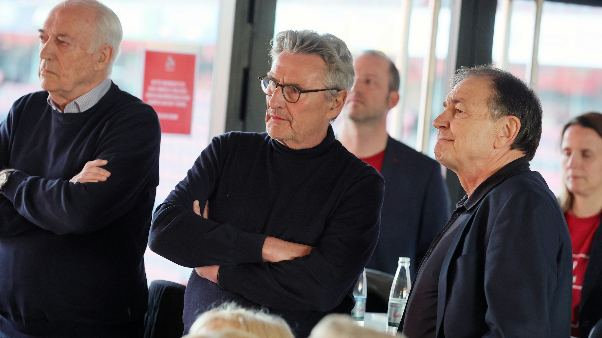 Bernd Cullmann, Dieter Müller und Ewald Lienen lauschen gespannt.