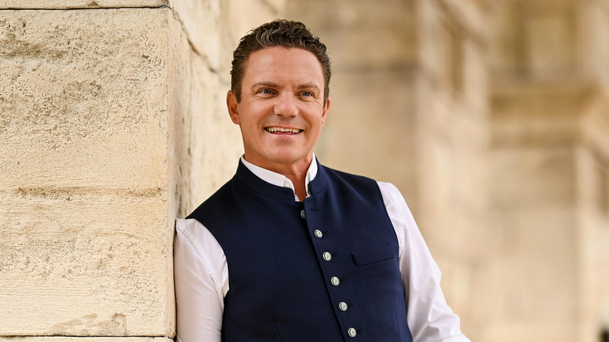 Stefan Mross posiert im Europa-Park nach einer Pressekonferenz zur ARD-Unterhaltungsshow Immer wieder sonntags für die Fotografen.