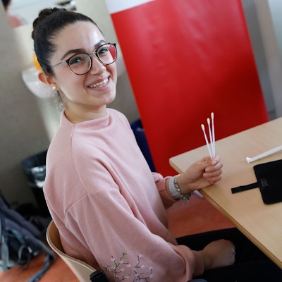 Eine Schülerin sitzt am Scheibtisch.