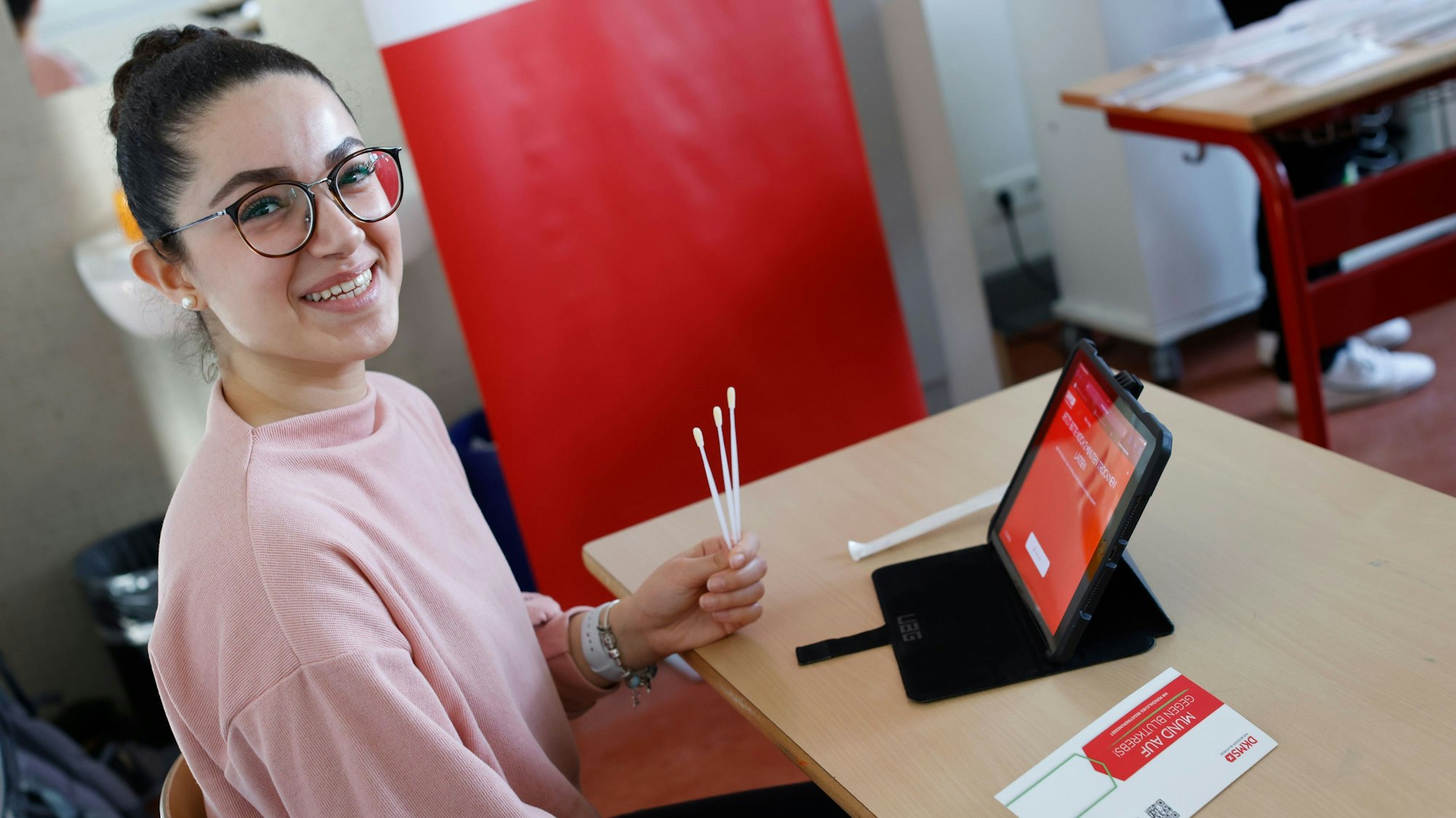 Eine Schülerin sitzt am Scheibtisch.