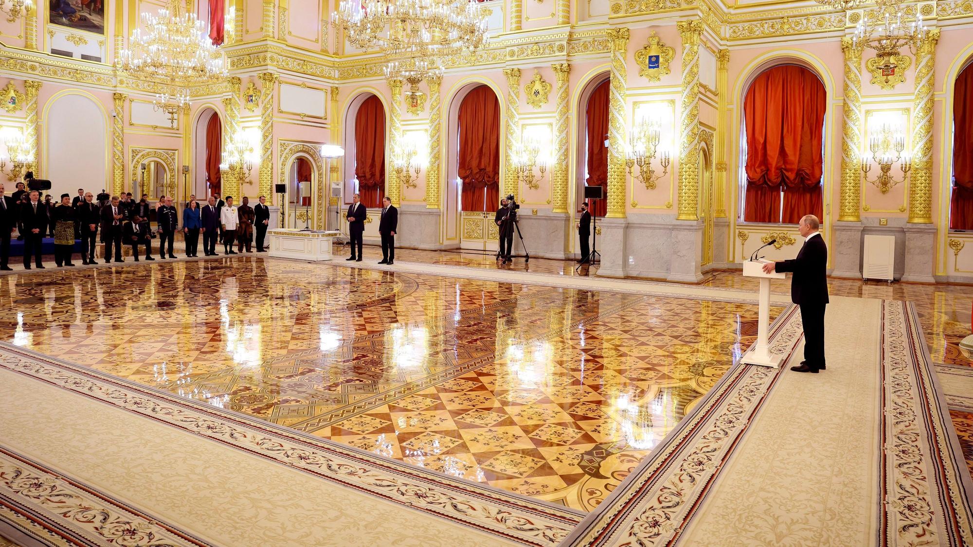 Dieses von der staatlichen russischen Nachrichtenagentur Sputnik via AP veröffentlichte Foto zeigt Wladimir Putin (r.), während er an einer Zeremonie zur Entgegennahme der Begl