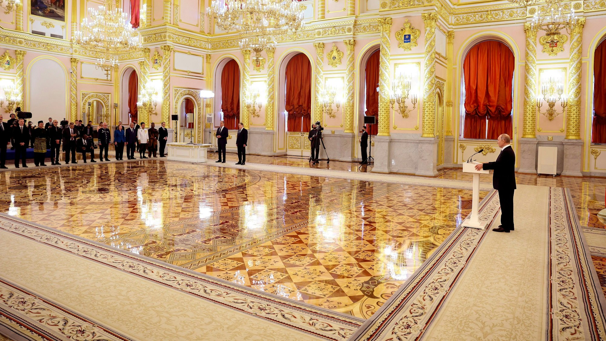 Dieses von der staatlichen russischen Nachrichtenagentur Sputnik via AP veröffentlichte Foto zeigt Wladimir Putin (r.), während er an einer Zeremonie zur Entgegennahme der Begl