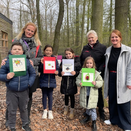 Künstlerin Barbara Gorel (2.v.l.) mit teilnehmenden Kindern und Vertreterinnen des Wildparks Reuschenberg und des Fördervereins der Grundschule Im Steinfeld.