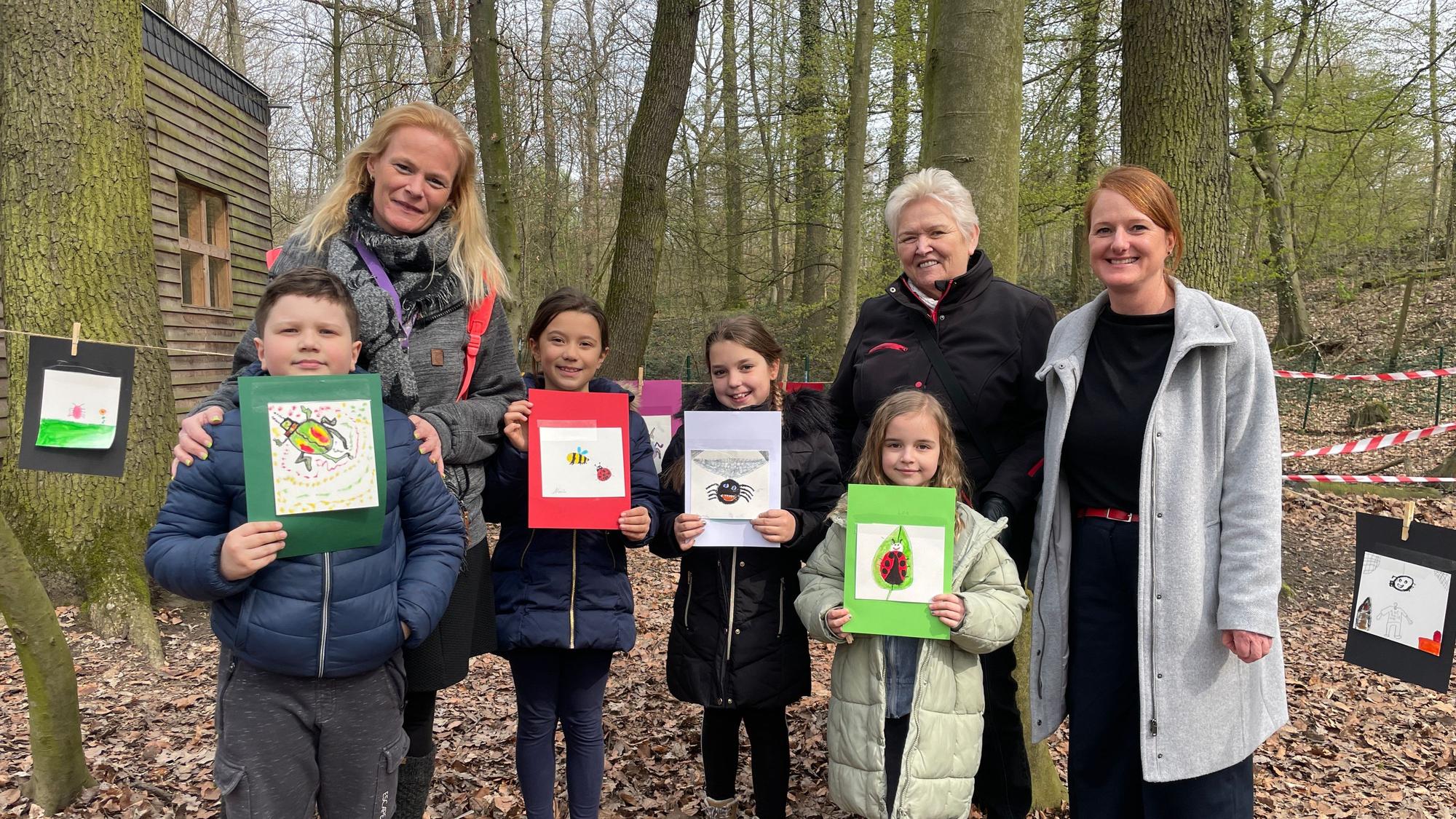 Künstlerin Barbara Gorel (2.v.l.) mit teilnehmenden Kindern und Vertreterinnen des Wildparks Reuschenberg und des Fördervereins der Grundschule Im Steinfeld.