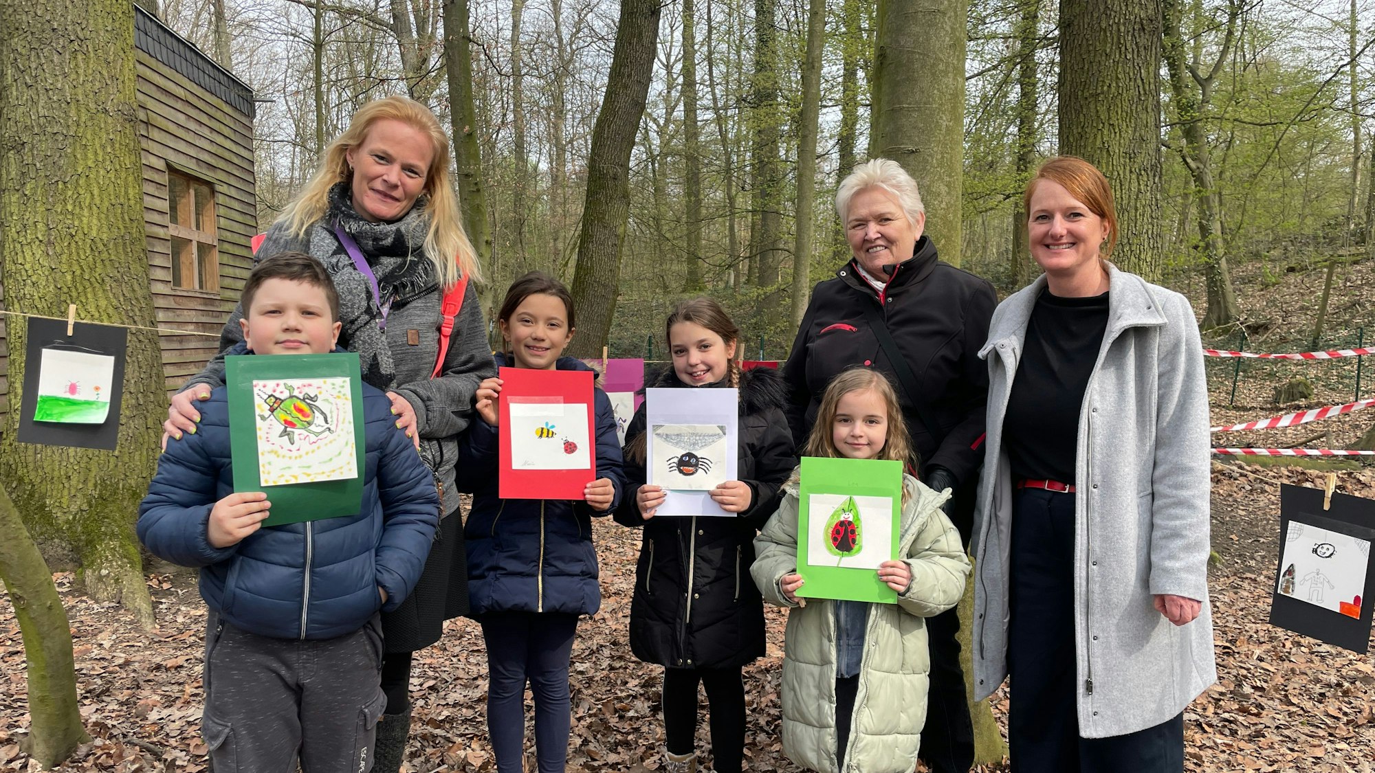 Künstlerin Barbara Gorel (2.v.l.) mit teilnehmenden Kindern und Vertreterinnen des Wildparks Reuschenberg und des Fördervereins der Grundschule Im Steinfeld.