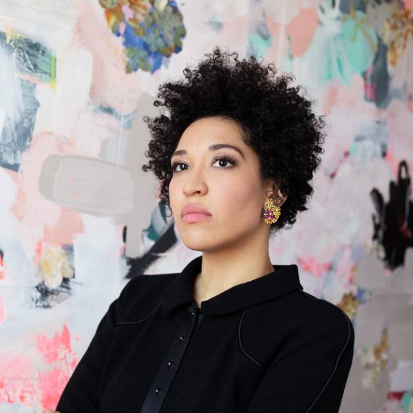 Julia Bullock steht vor einer bunten Tapete.