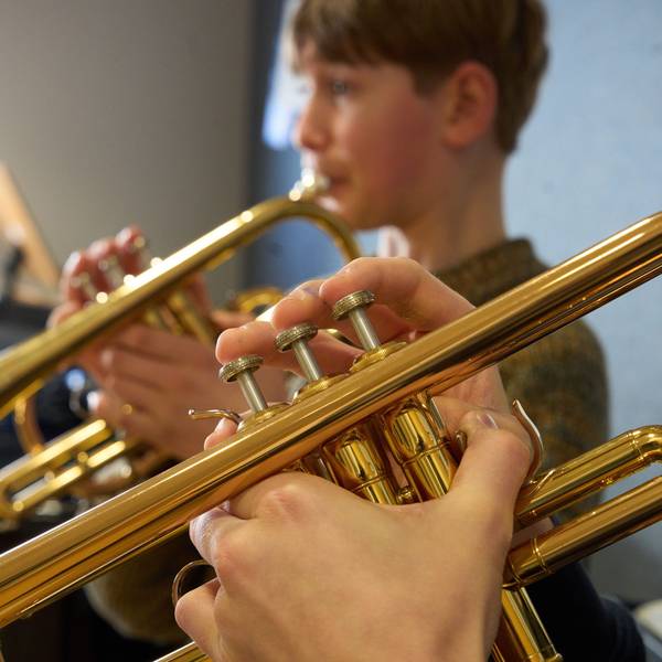 Lennart (r) und Philipp spielen im Unterricht an der Musikschule Koblenz Trompete (Symbolbild)