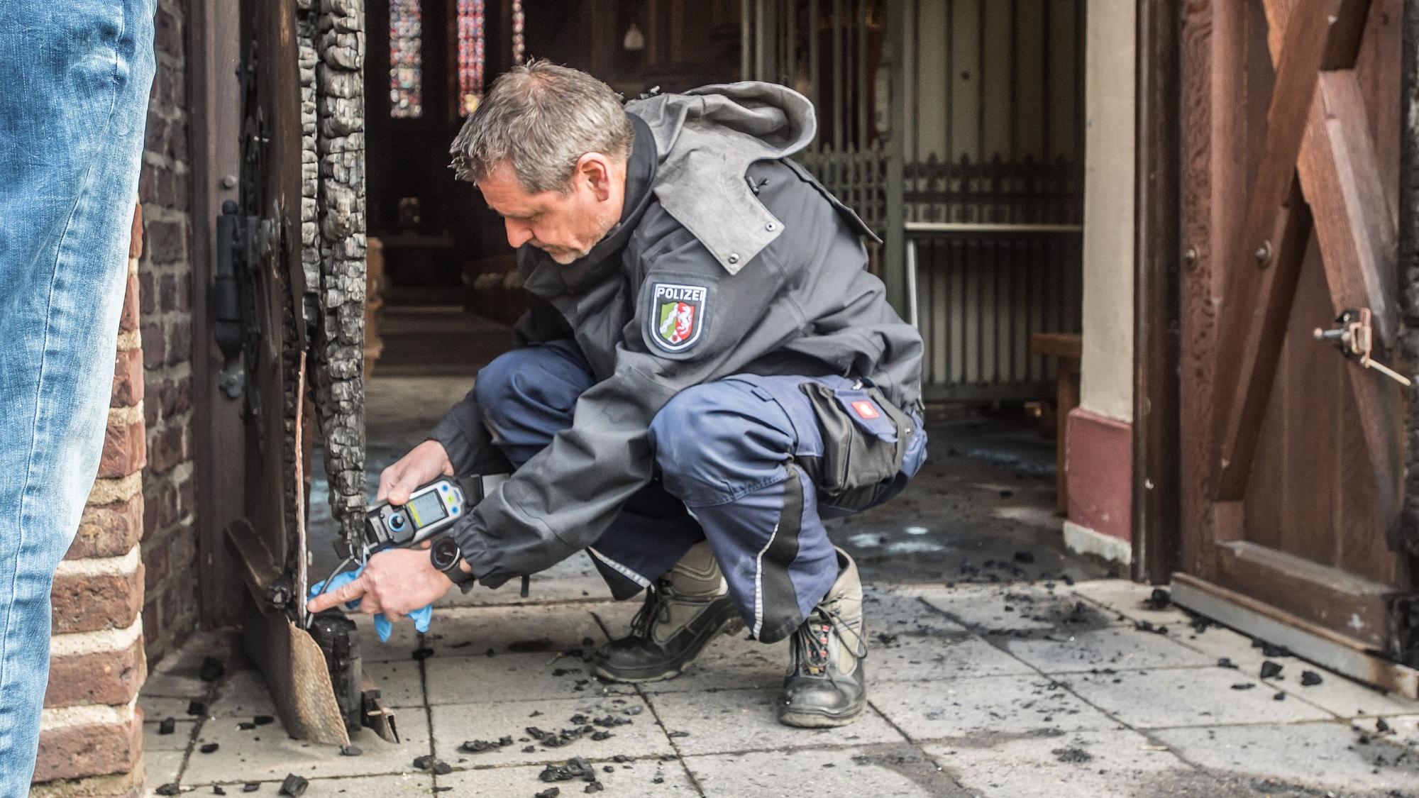 Sankt Stephanus: Brand an der Kirchentür (Richtung Wiesenstraße)