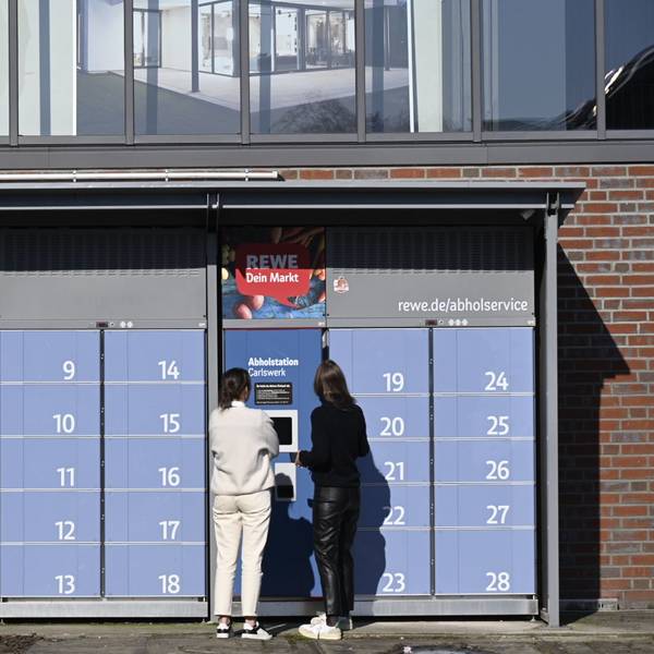 05.04.2023, Köln: Eine Abholstation von REWE in der Schanzenstraße. Hier können online getätigte Lebensmitteleinkäufe ähnlich wie bei einer Packstation jederzeit abgeholt werden. Die Anlagen sind dazu gekühlt. . Foto: Uwe Weiser