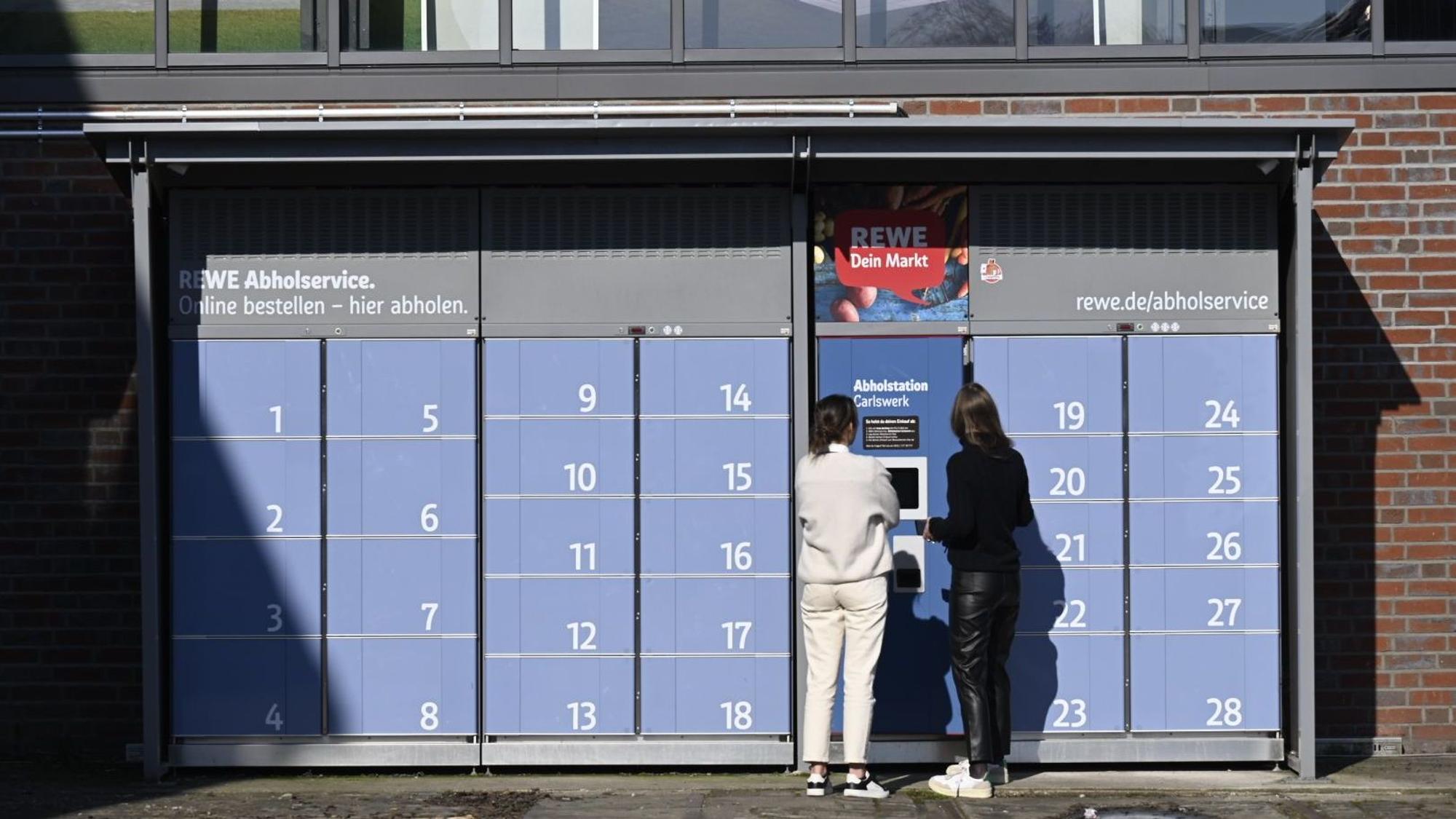 05.04.2023, Köln: Eine Abholstation von REWE in der Schanzenstraße. Hier können online getätigte Lebensmitteleinkäufe ähnlich wie bei einer Packstation jederzeit abgeholt werden. Die Anlagen sind dazu gekühlt. . Foto: Uwe Weiser