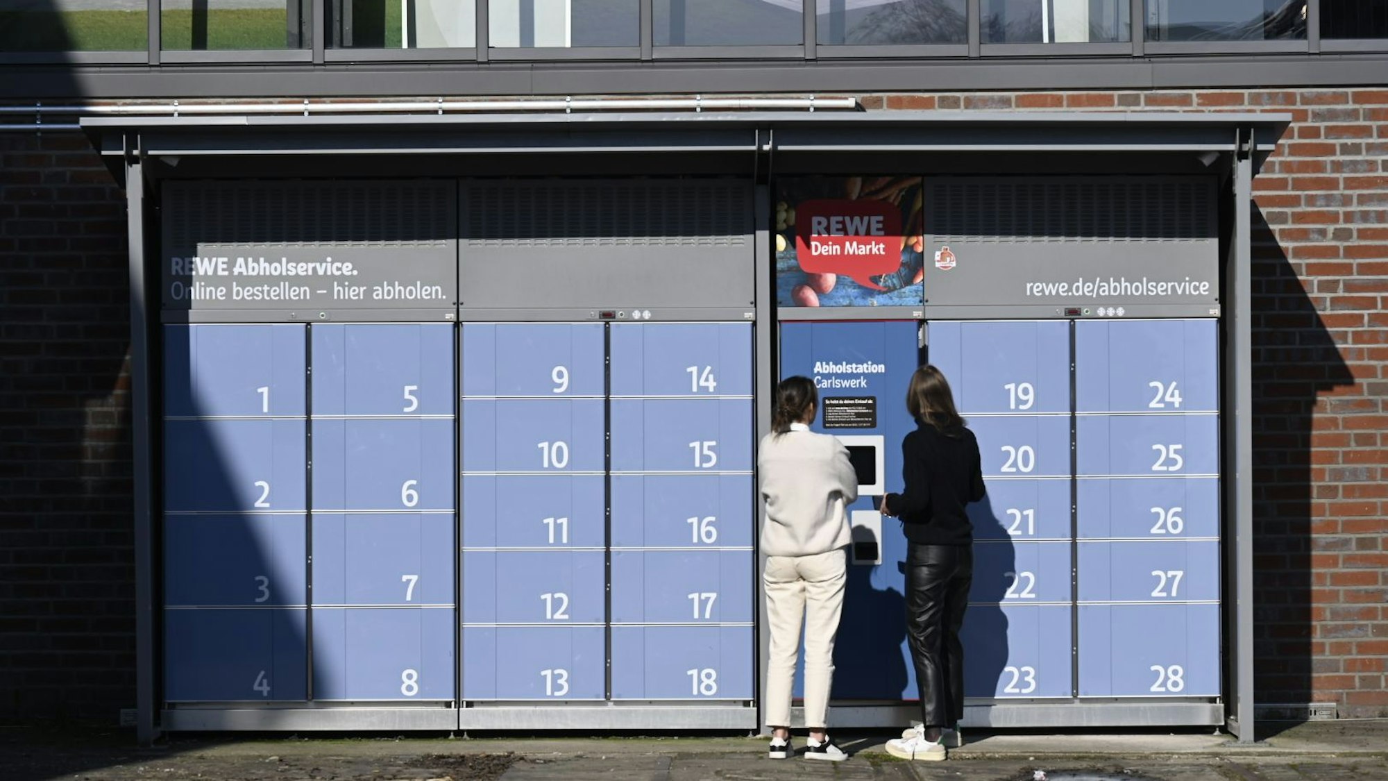 05.04.2023, Köln: Eine Abholstation von REWE in der Schanzenstraße. Hier können online getätigte Lebensmitteleinkäufe ähnlich wie bei einer Packstation jederzeit abgeholt werden. Die Anlagen sind dazu gekühlt. . Foto: Uwe Weiser