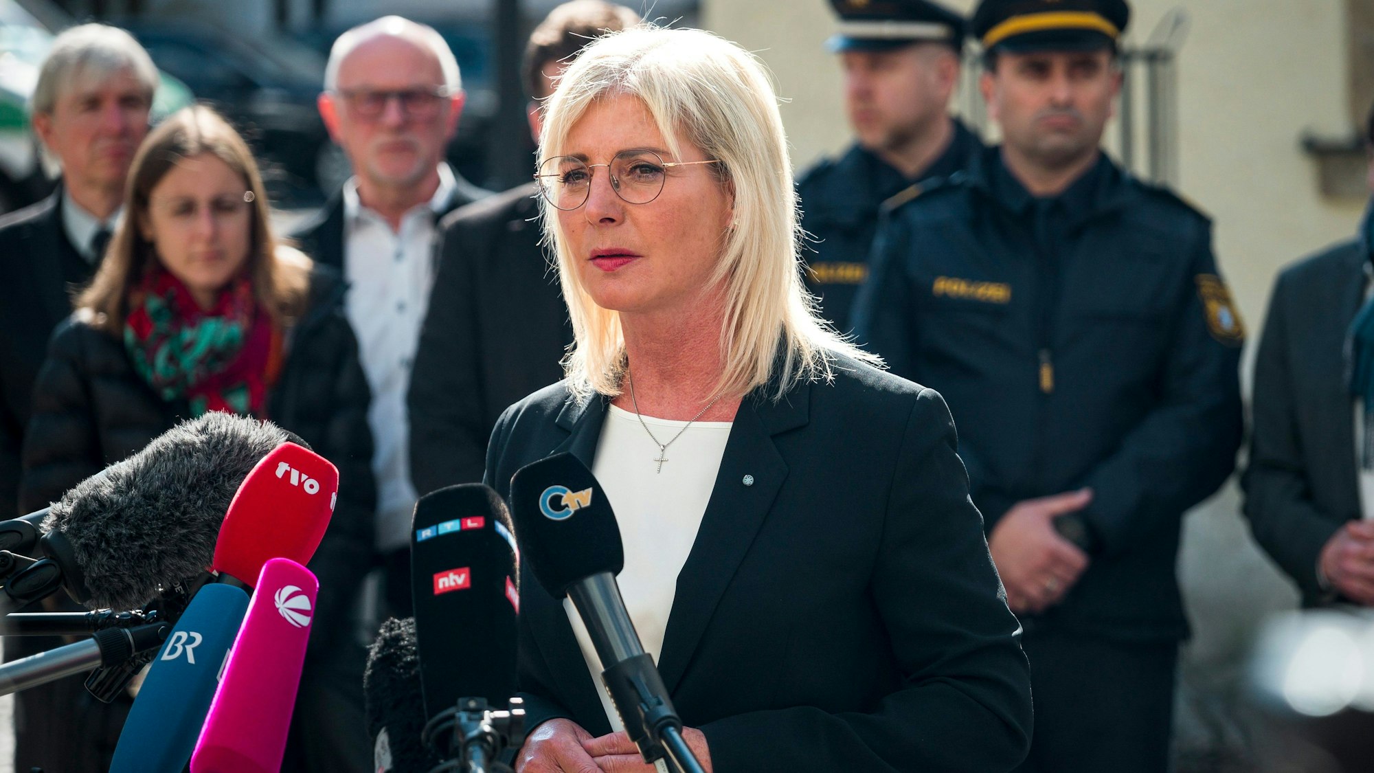 Wunsiedel: Ulrike Scharf (m, CSU), Staatsministerin für Familie, Arbeit und Soziales, im Interview mit den Medienvertretern.