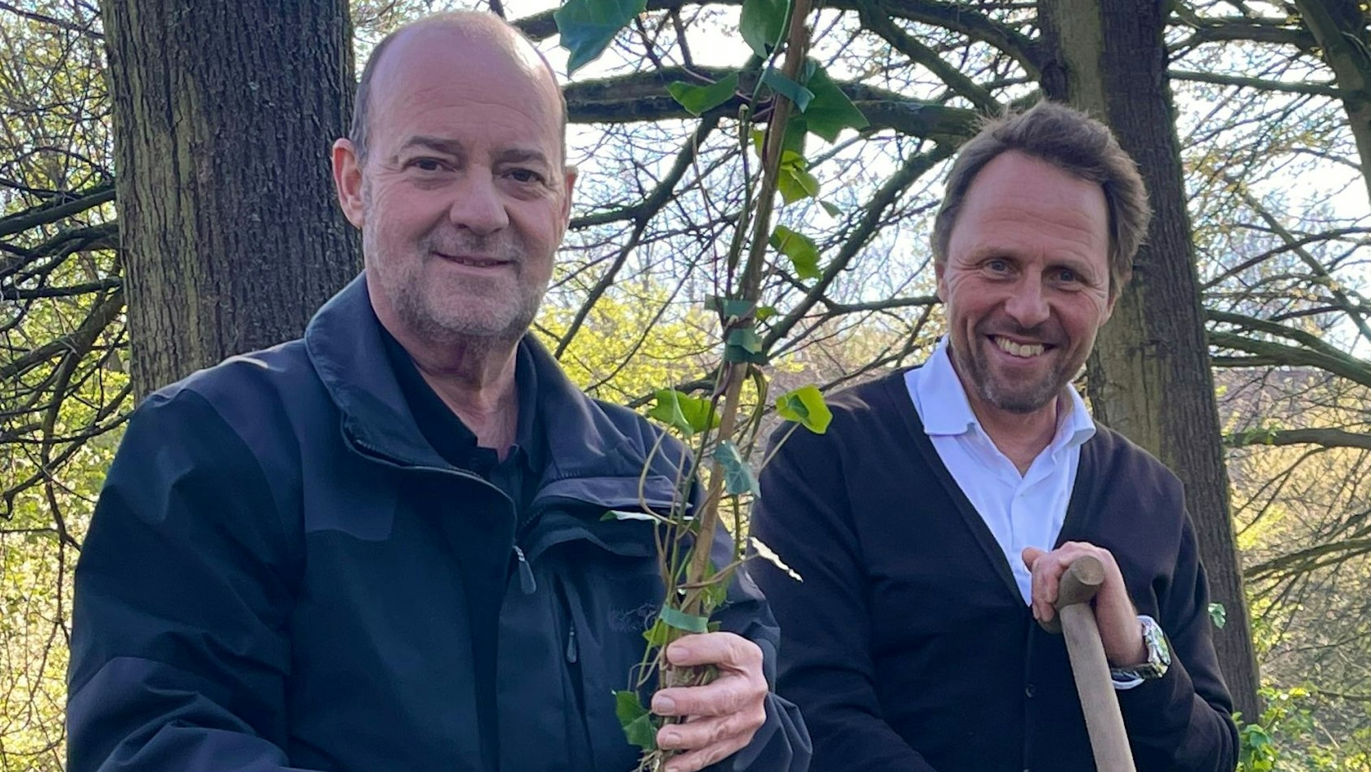 Pfarrer Peter Beyer mit Ex-OB Uwe Richrath und Lars Dietrich von Naturgut Ophoven