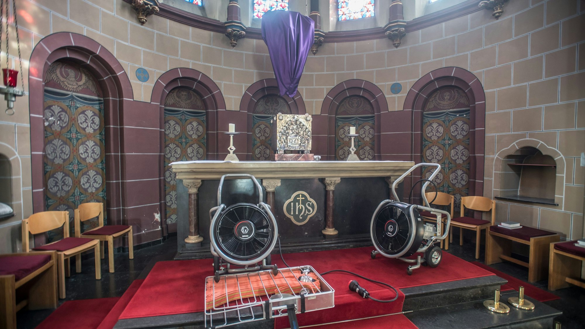 Sankt Stephanus: Brand an der Kirchentür(richtung Wiesenstraße)