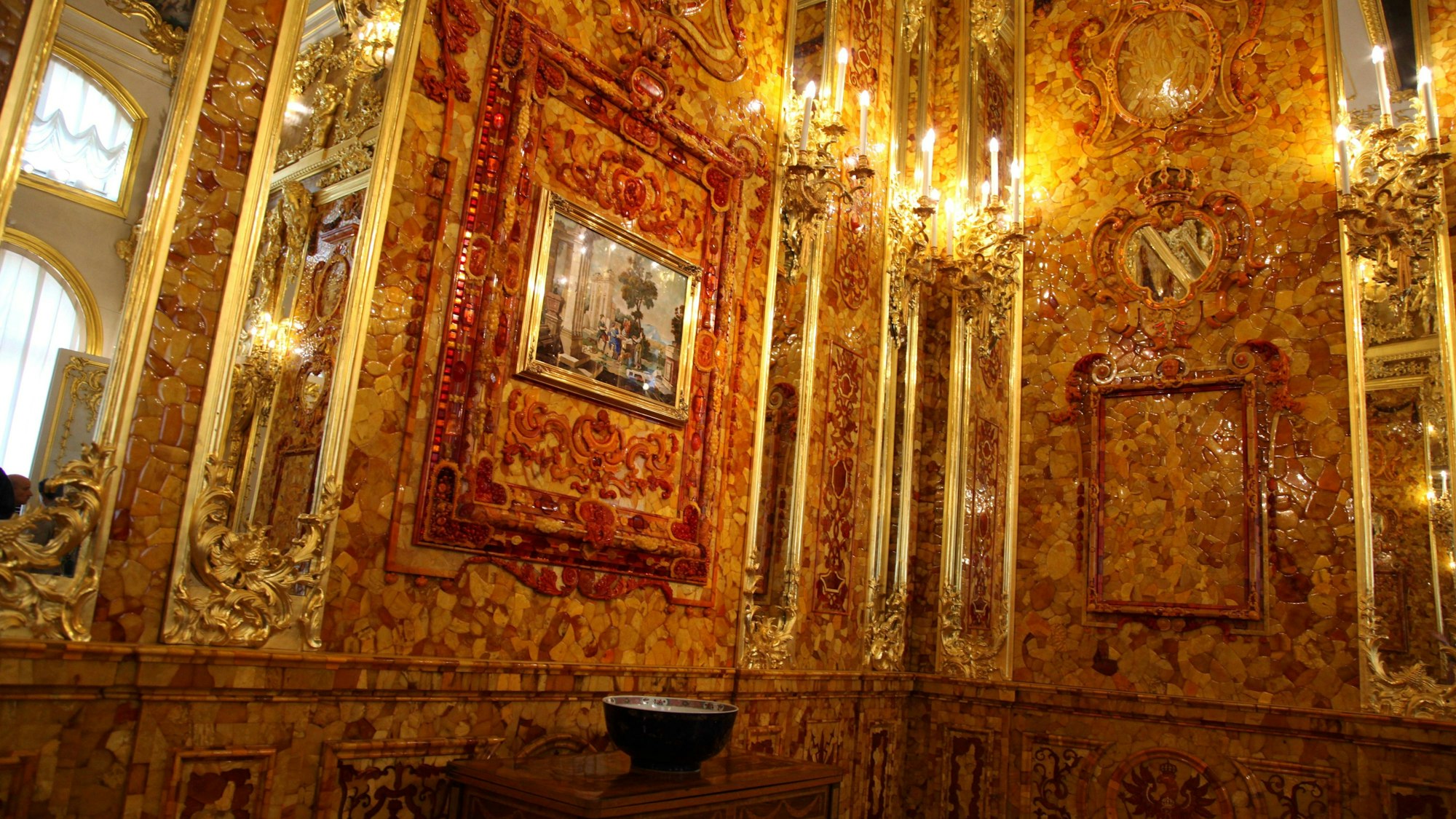 Ein Nachbau des prunkvollen Bernsteinzimmers mit vergoldeten Spiegeln steht im Katharinenpalast in St. Petersburg.