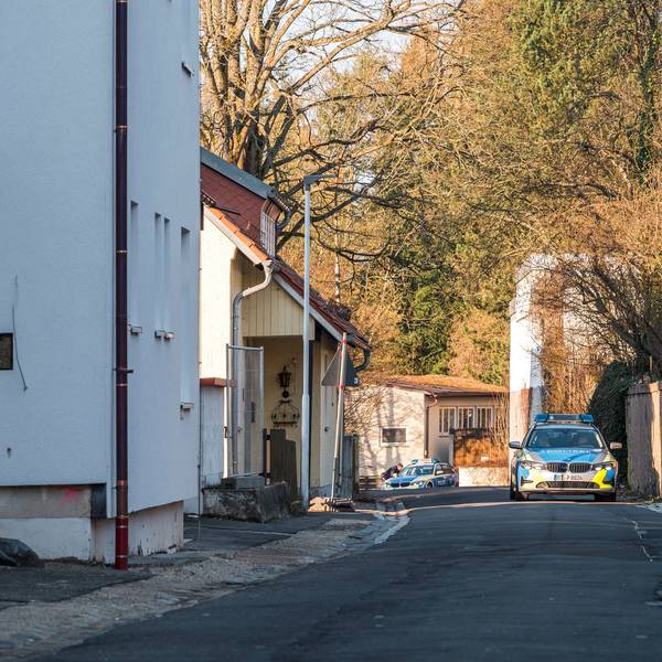 Wunsiedel: Ein Einsatzwagen der Polizei steht vor einer Kinder- und Jugendhilfe-Einrichtung (weißes Haus auf der linken Seite).